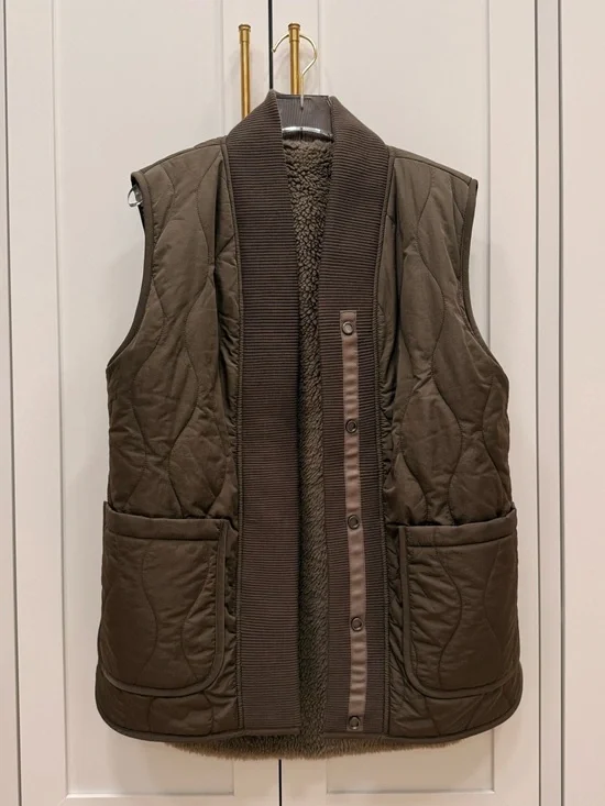 Varley Covey Sherpa Reversible Quilt Gilet in Brown - Picture 1 of 10